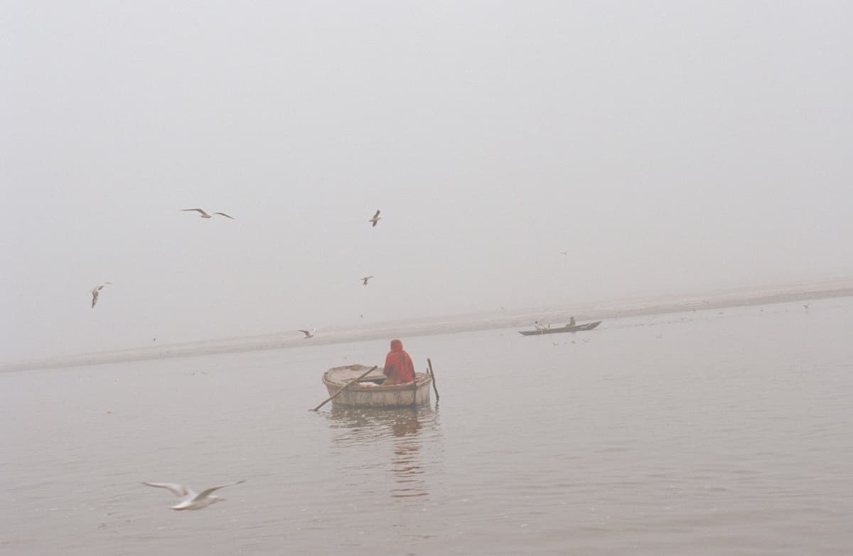 インドの旅写真_ガンジス河の船