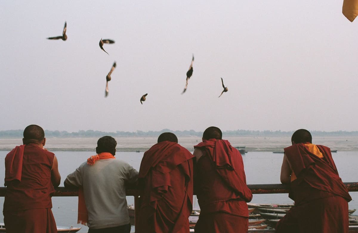 インドの旅写真_ガンジス河を眺める僧侶達