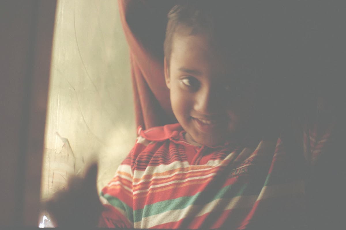 インドの旅写真_汽車の少年