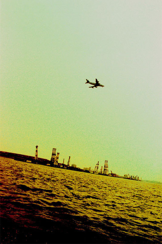 日本の旅写真_海と工場と飛行機