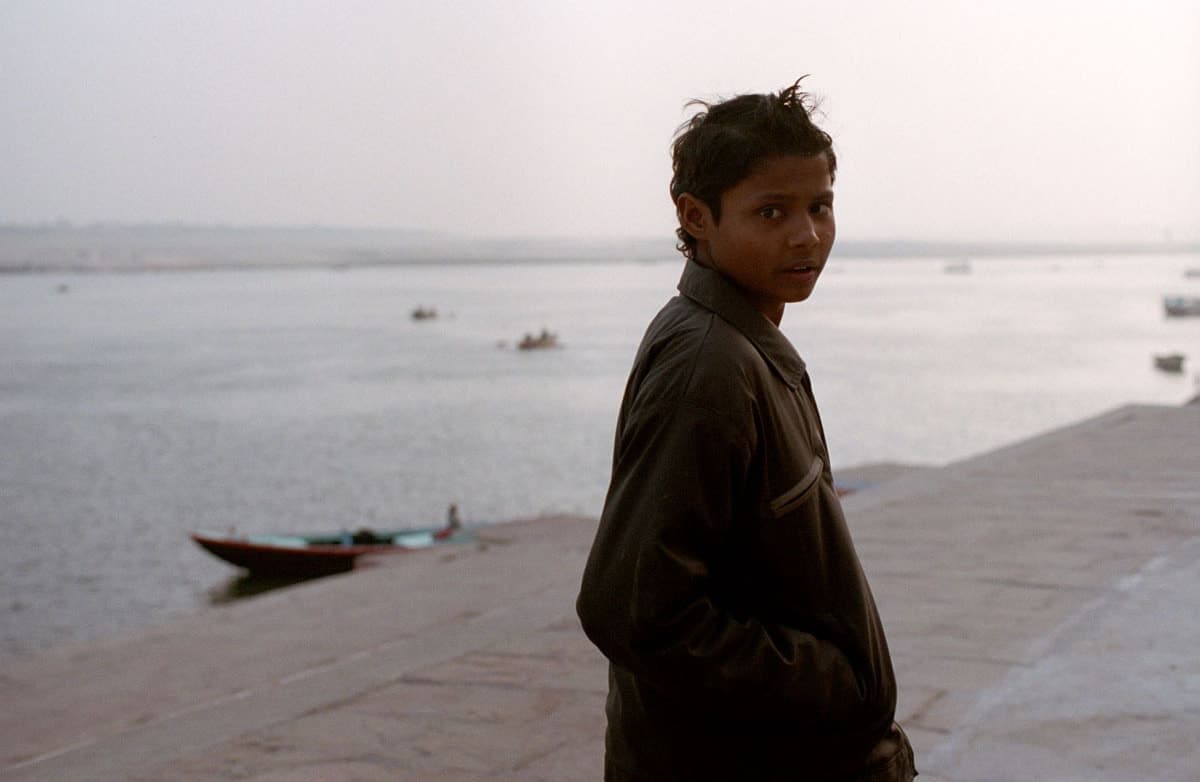 インドの旅写真_ガンジス河と少年