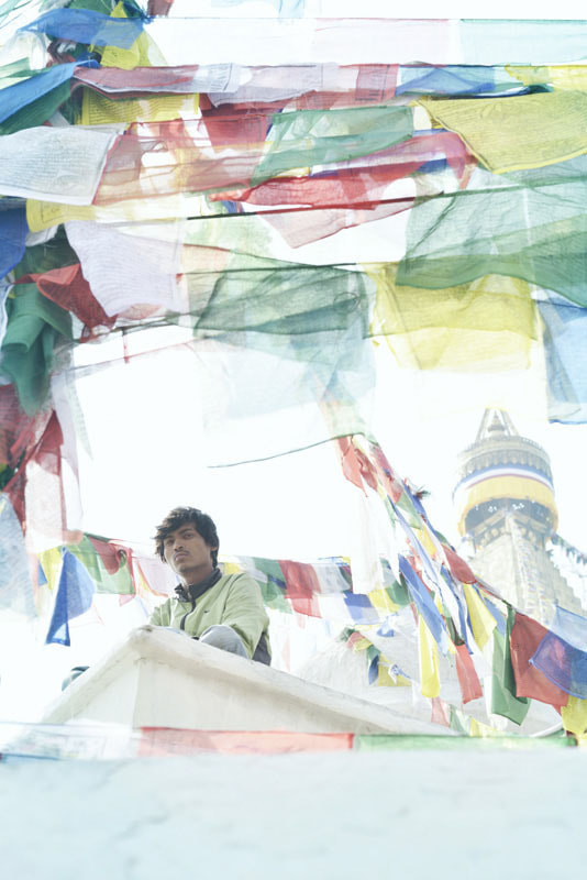 ネパールの旅写真_旗と男
