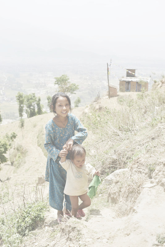 ネパールの旅写真_山の少女と子供