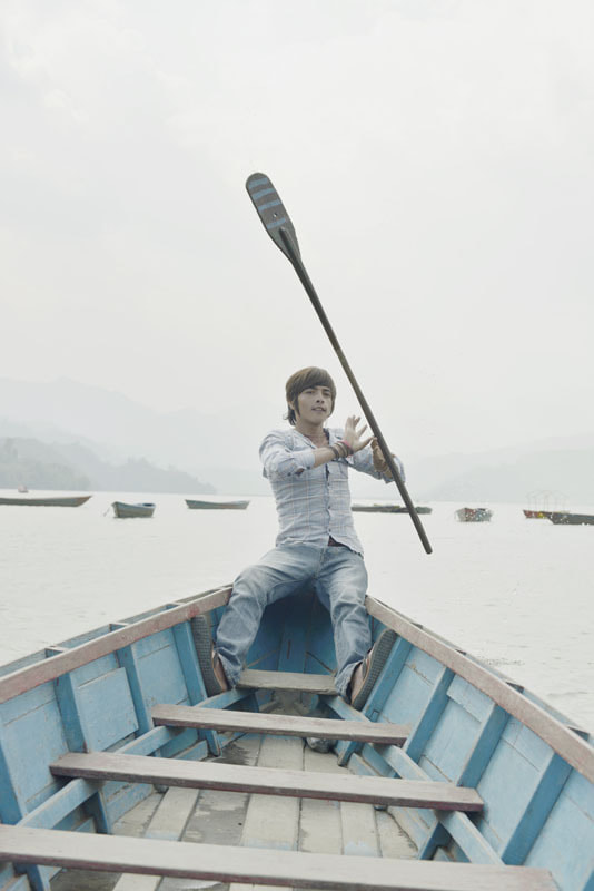 ネパールの旅写真_船を操る青年