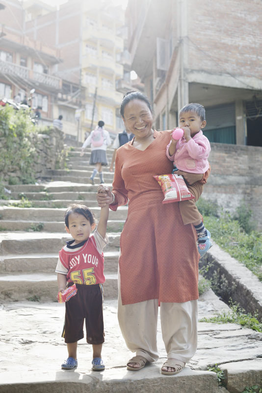 ネパールの旅写真_里の母と子供達