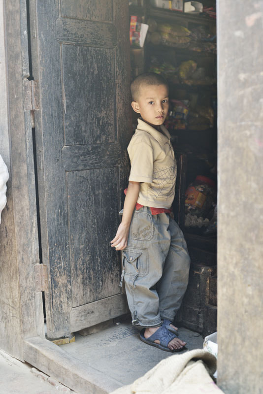 ネパールの旅写真_ドアの前に立つ少年