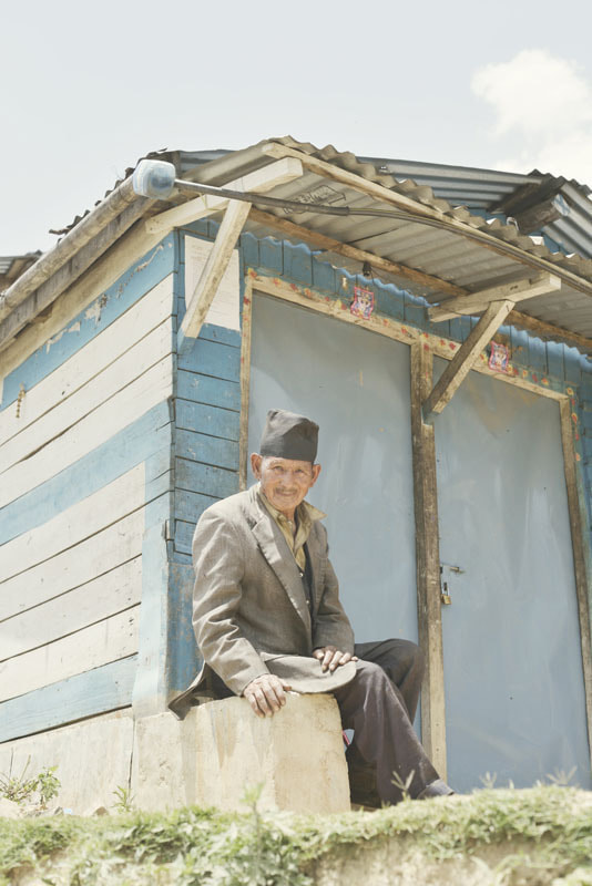 ネパールの旅写真_山里の老人