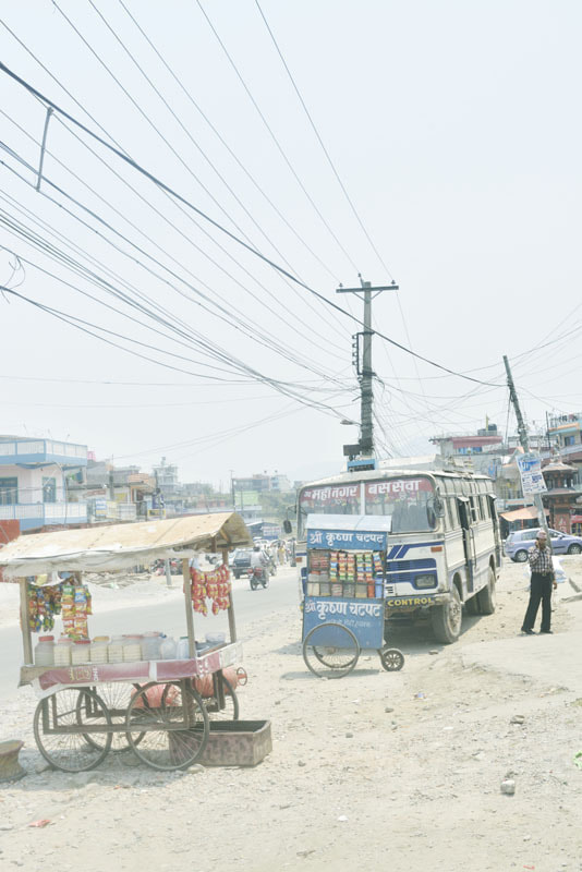 ネパールの旅写真_路地と電柱