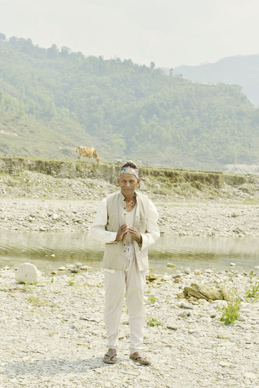 ネパールの旅写真_河と老人