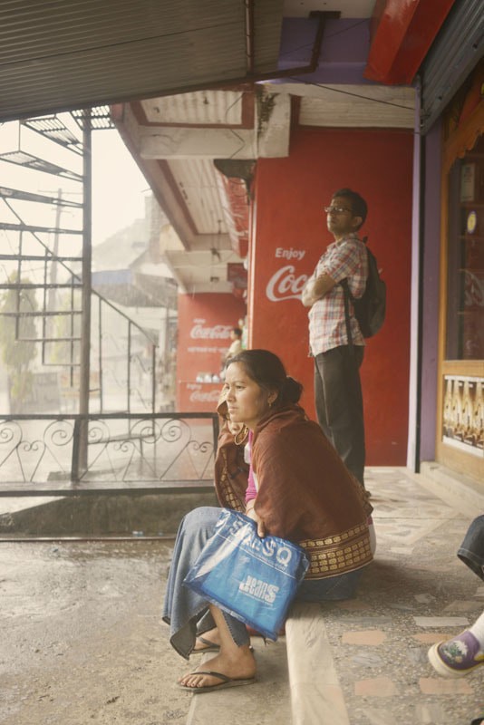 ネパールの旅写真_バスを待つ女