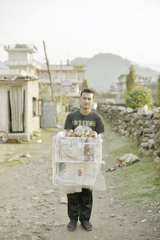 ネパールの旅写真_パン売りの男