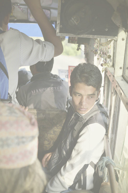ネパールの旅写真_バスの乗客