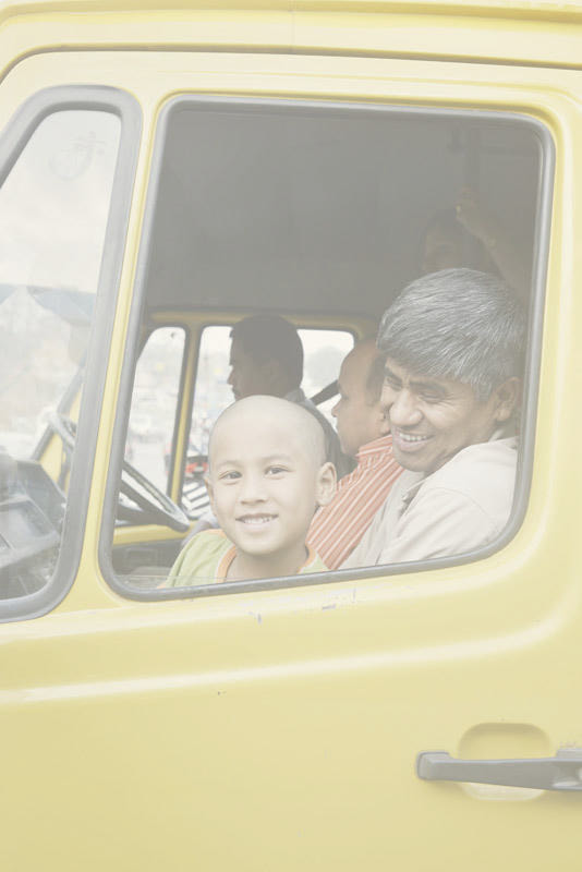 ネパールの旅写真_車窓の親子