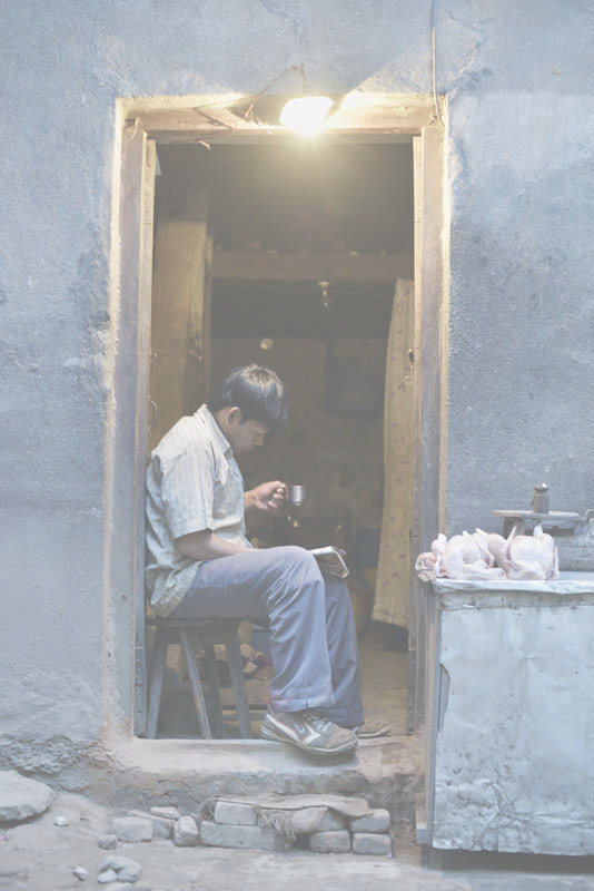 ネパールの旅写真_コーヒーを飲む男