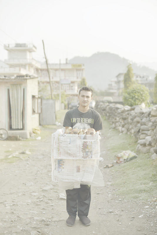 ネパールの旅写真_パン売りの男