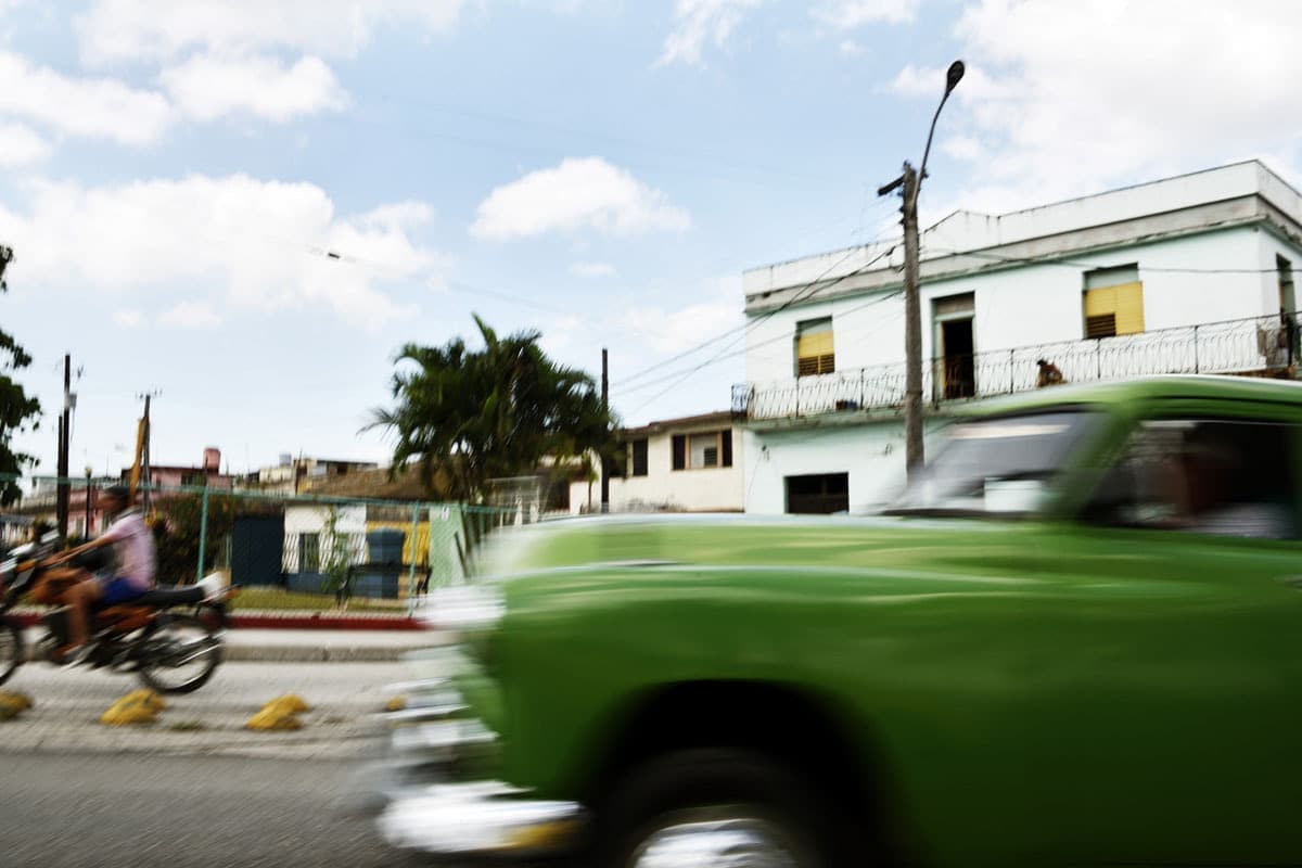 キューバの旅写真_緑のクラシックカー