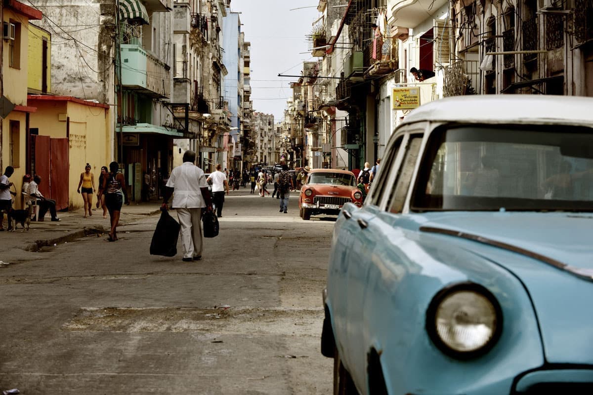 キューバの旅写真_ハバナの路地のクラシックカー