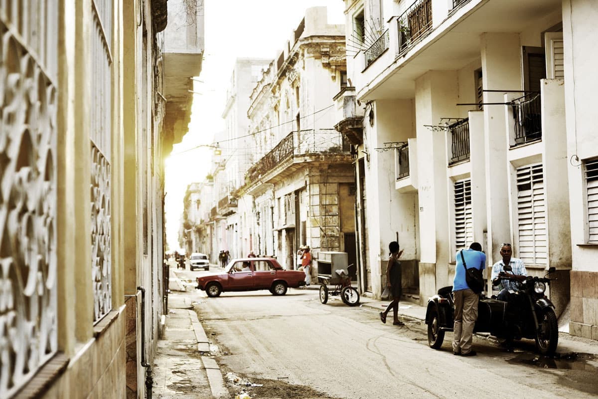 キューバの旅写真_ハバナの路地のクラシックカー