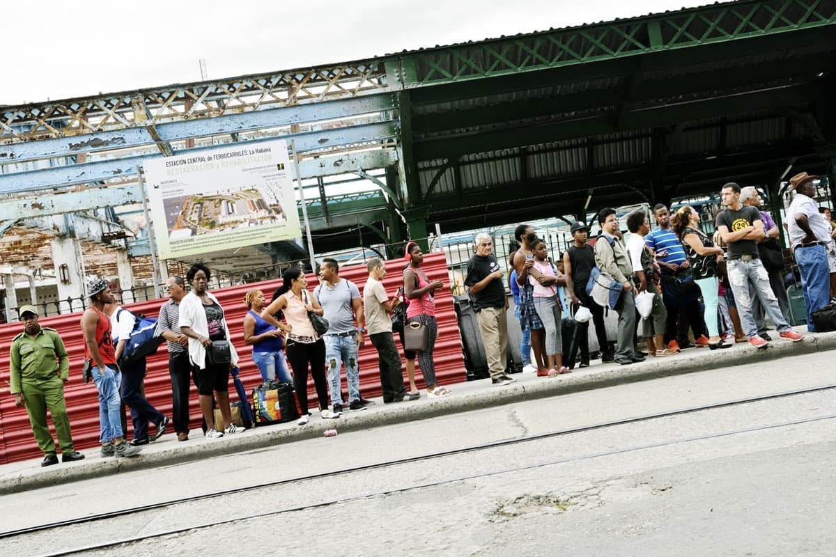 キューバの旅写真_ハバナのバスを待つ乗客達