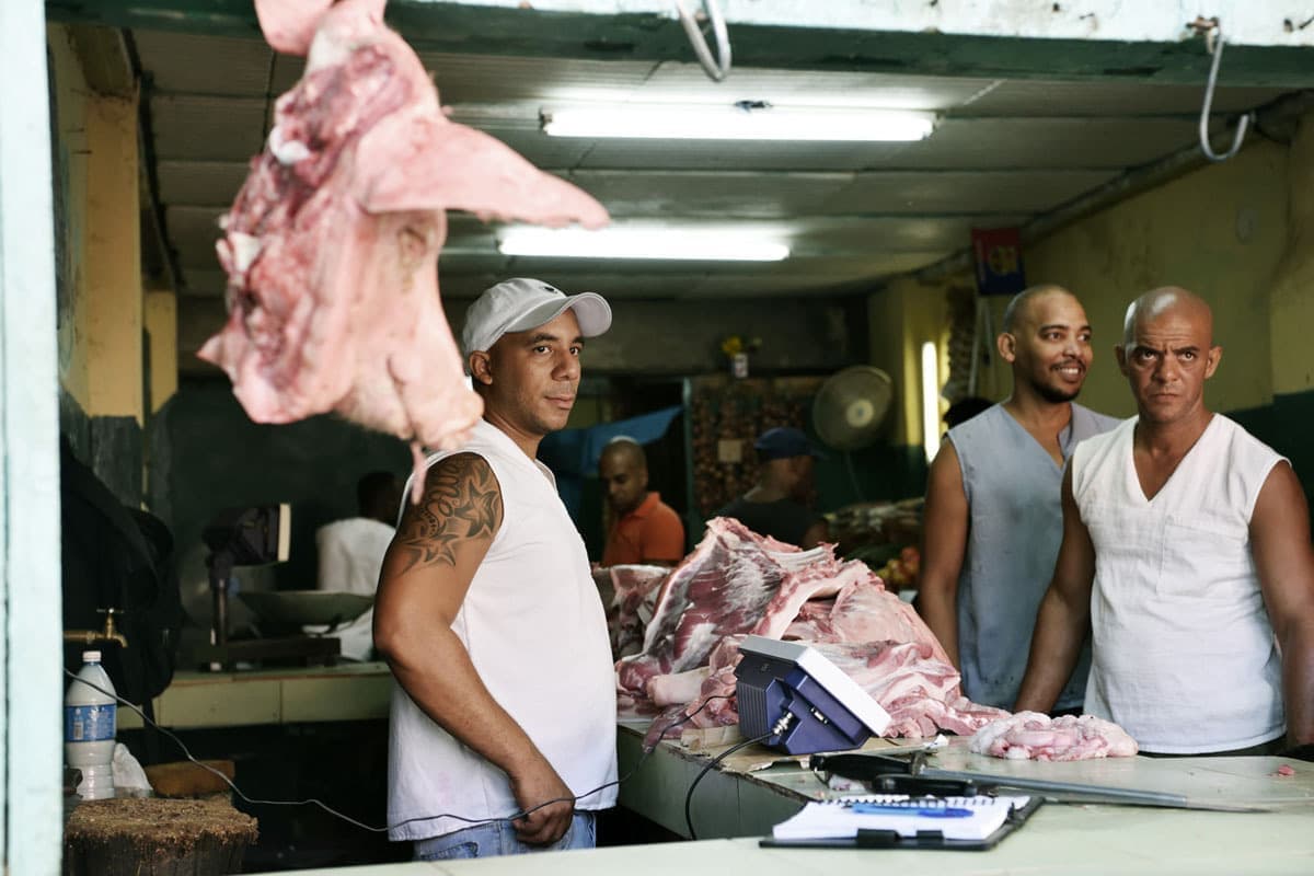 キューバの旅写真_ハバナの肉屋の男達