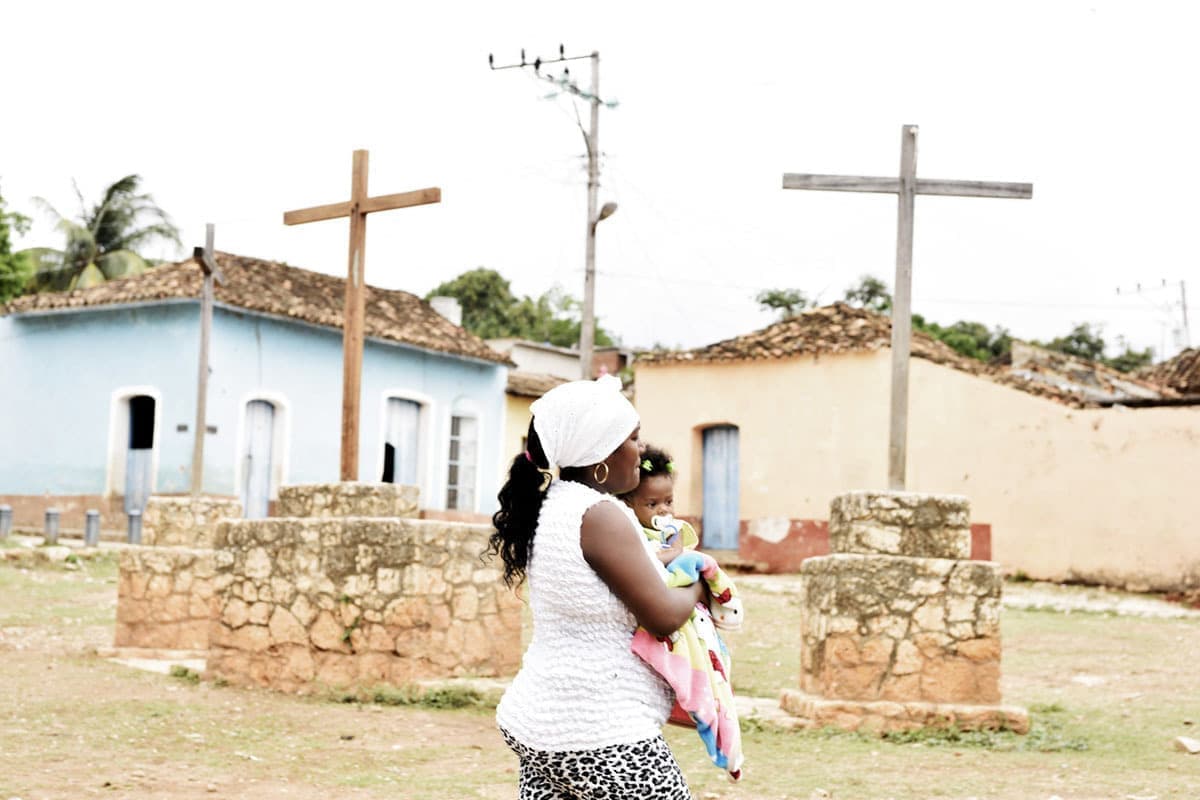 キューバの旅写真_十字架と母と子