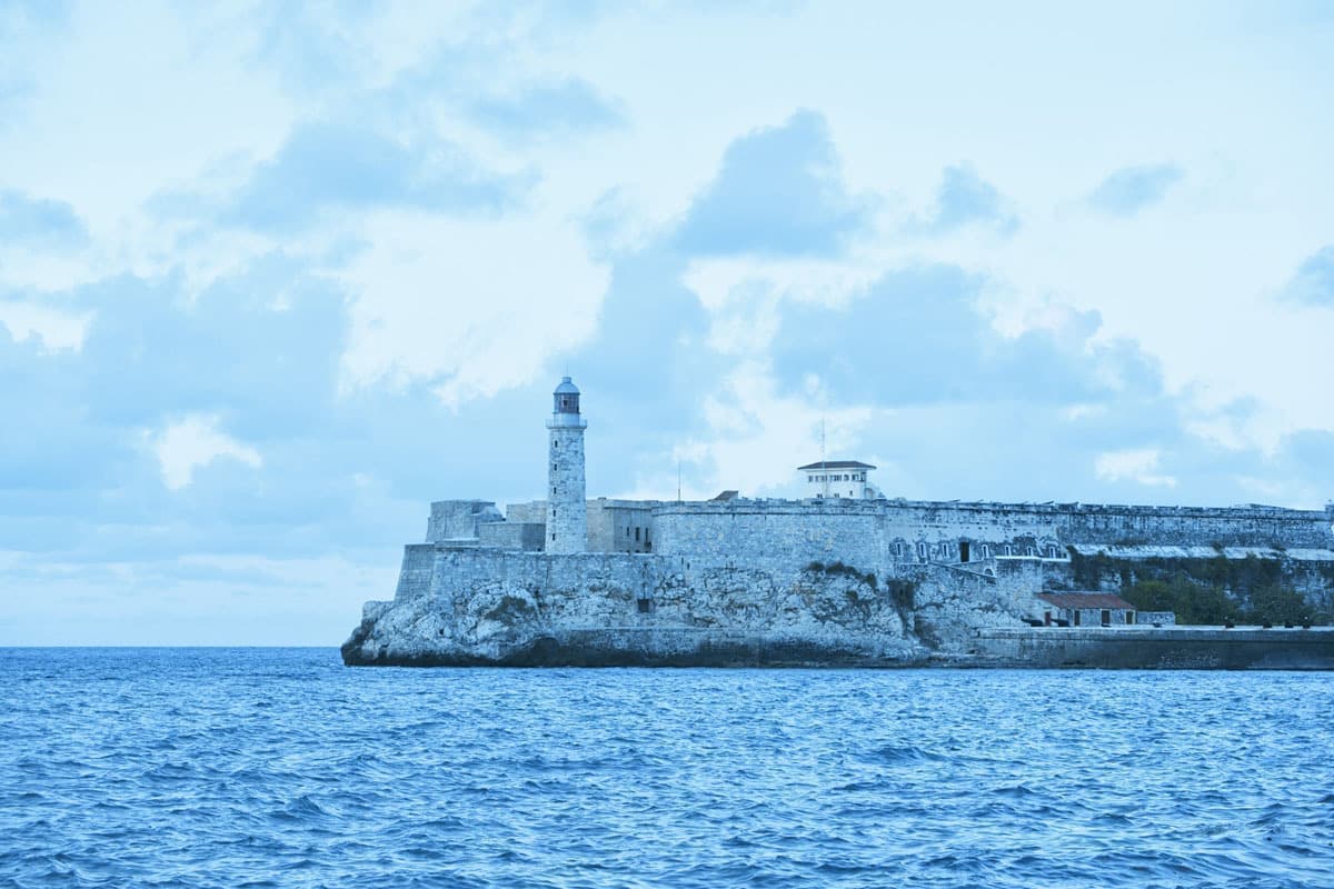 キューバの旅写真_ハバナの要塞と海
