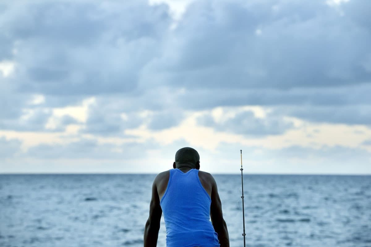キューバの旅写真_ハバナの釣り人