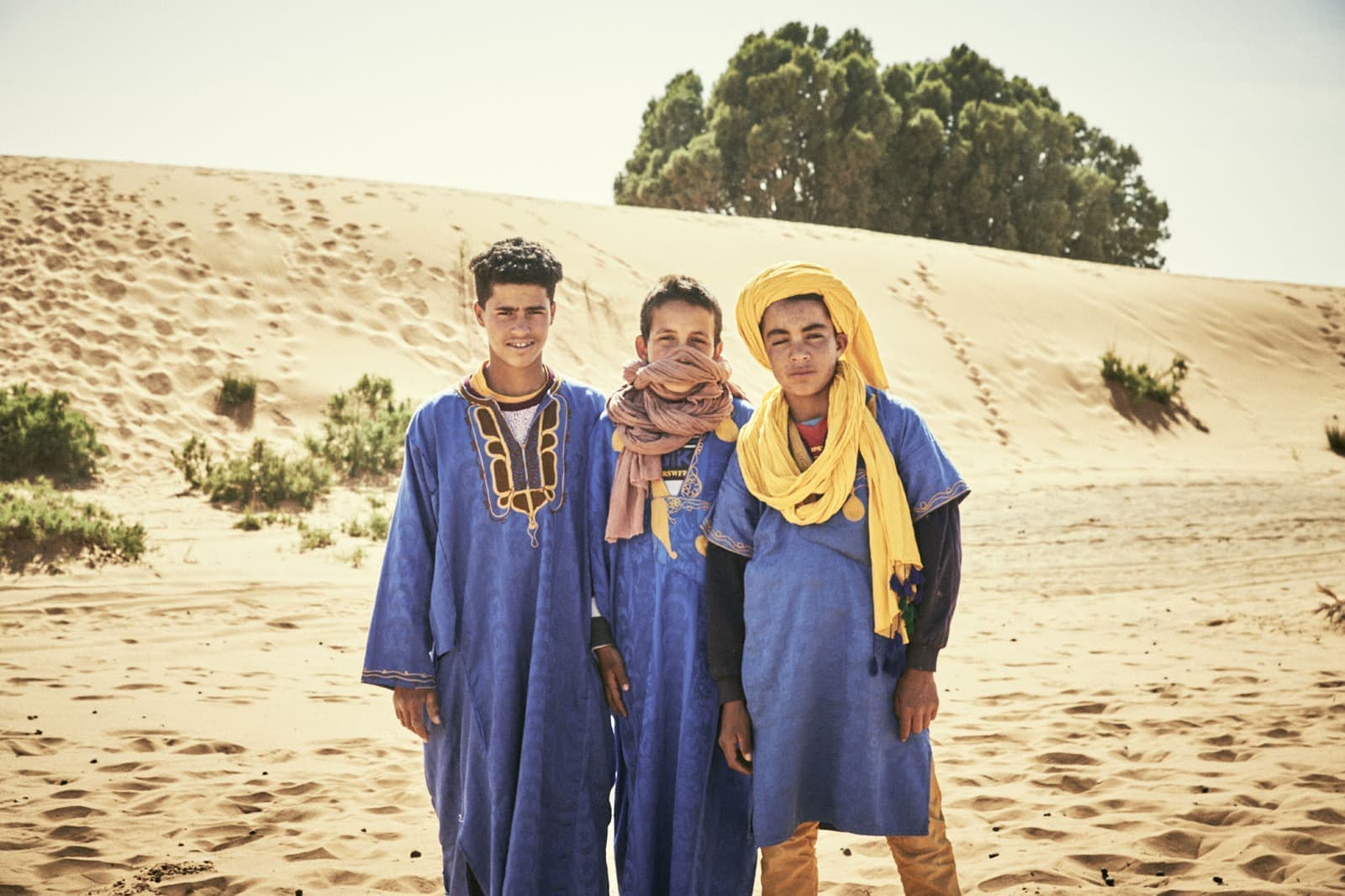 モロッコの旅写真_サハラ沙漠の少年01