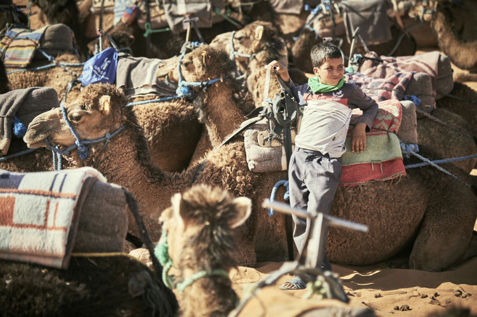 モロッコの旅写真_サハラ沙漠の少年02
