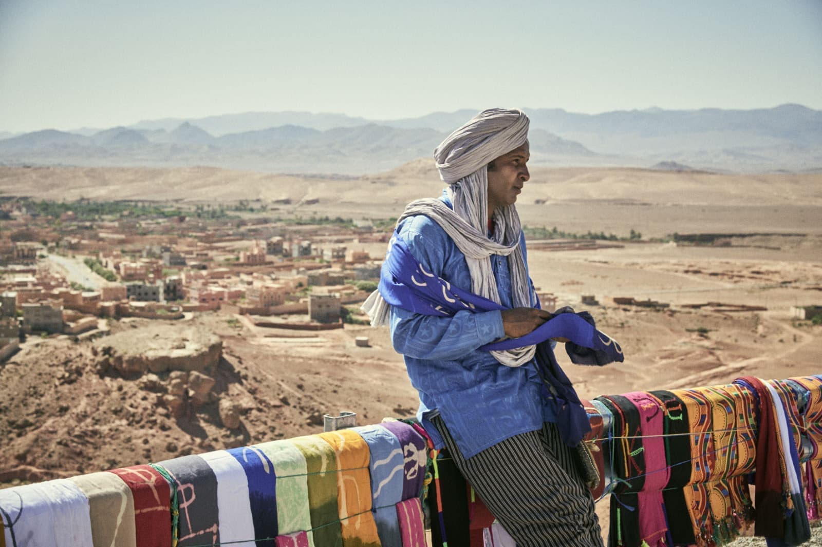 モロッコの旅写真_カスバ街道の物売り01