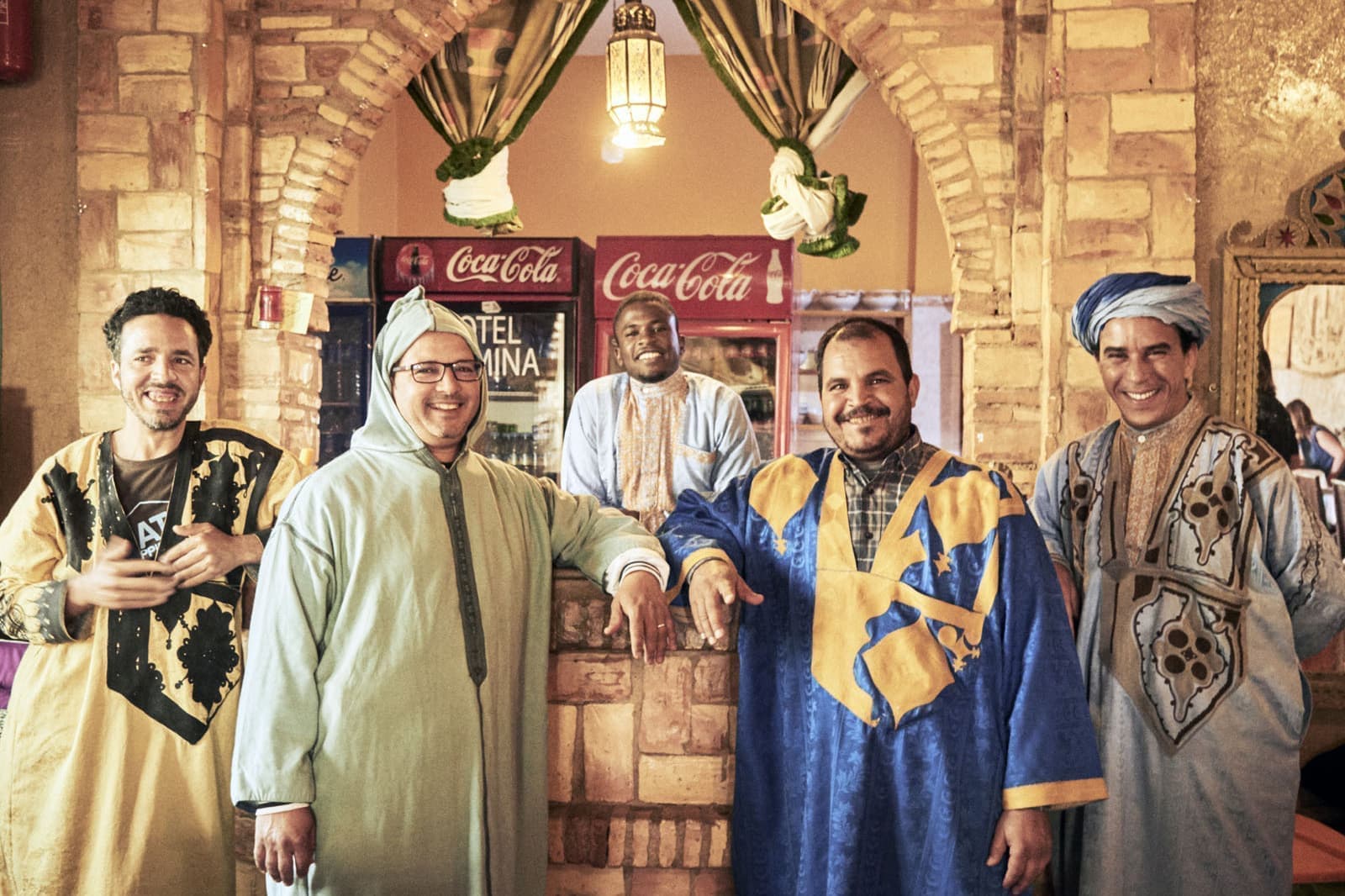 モロッコの旅写真_民族衣装の男達